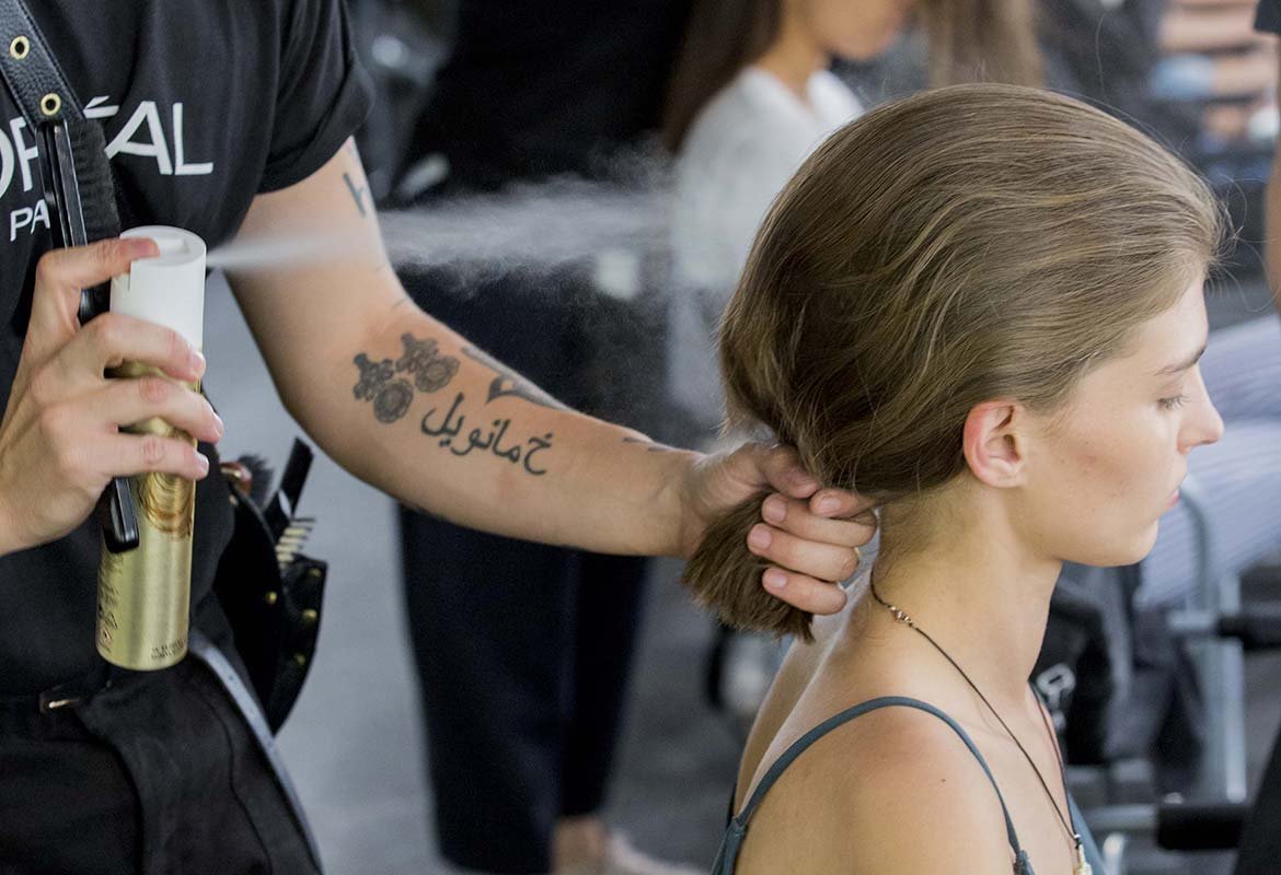Para que el pelo graso aguante más tiempo limpio, cárdalo con la Laca Elnett Extrafuerte Volumen de L’Oréal Paris.